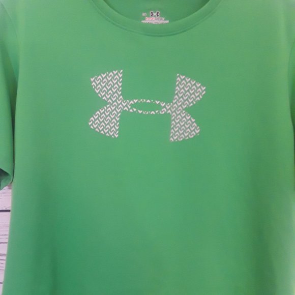 NEW Under Armour Heat Gear Green Logo Athletic Top - Picture 2 of 5